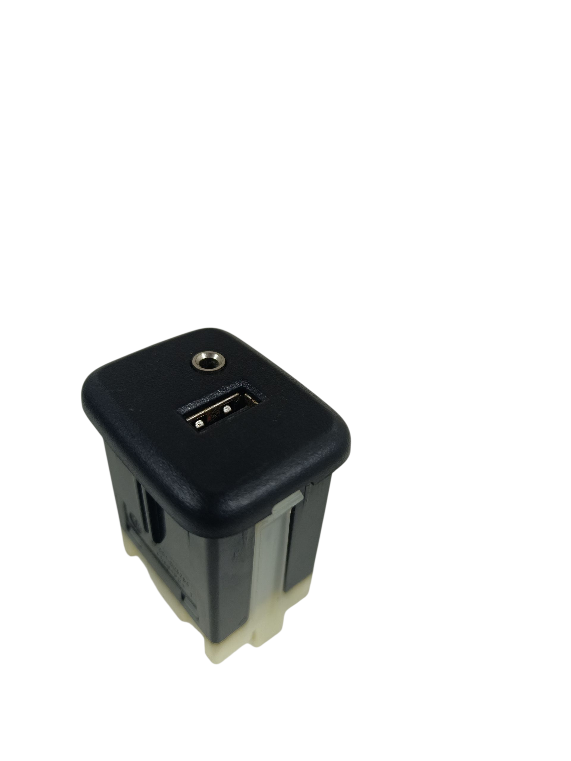 Conector USB Chevrolet Tracker LT 2018