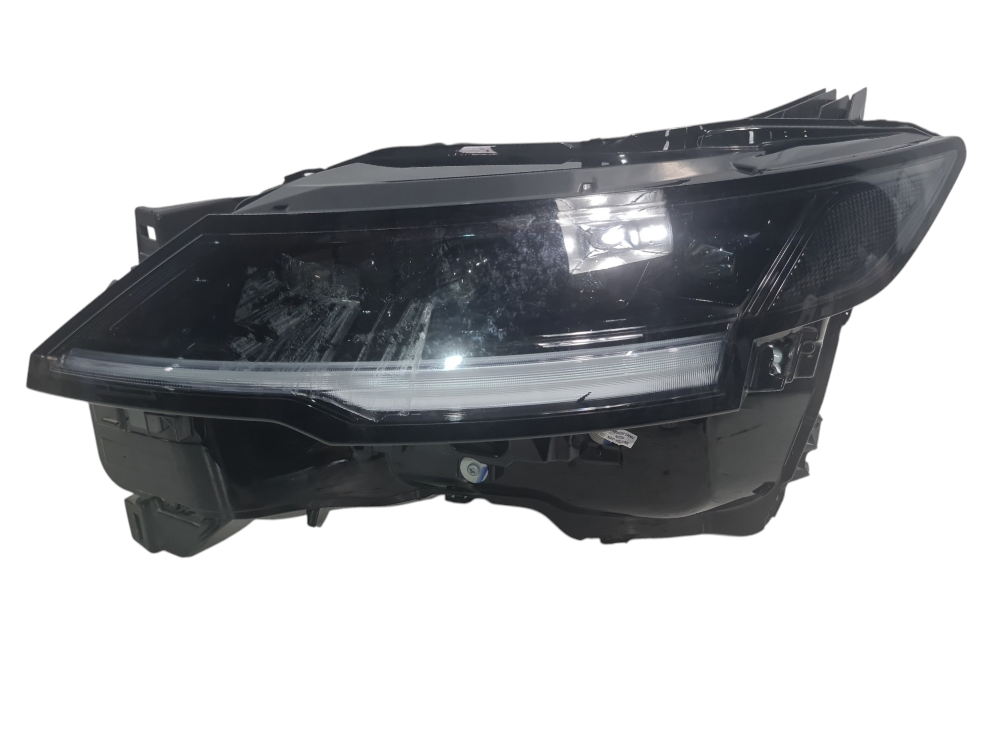 Farol dianteiro esquerdo Nissan Kicks 2026 com detalhes