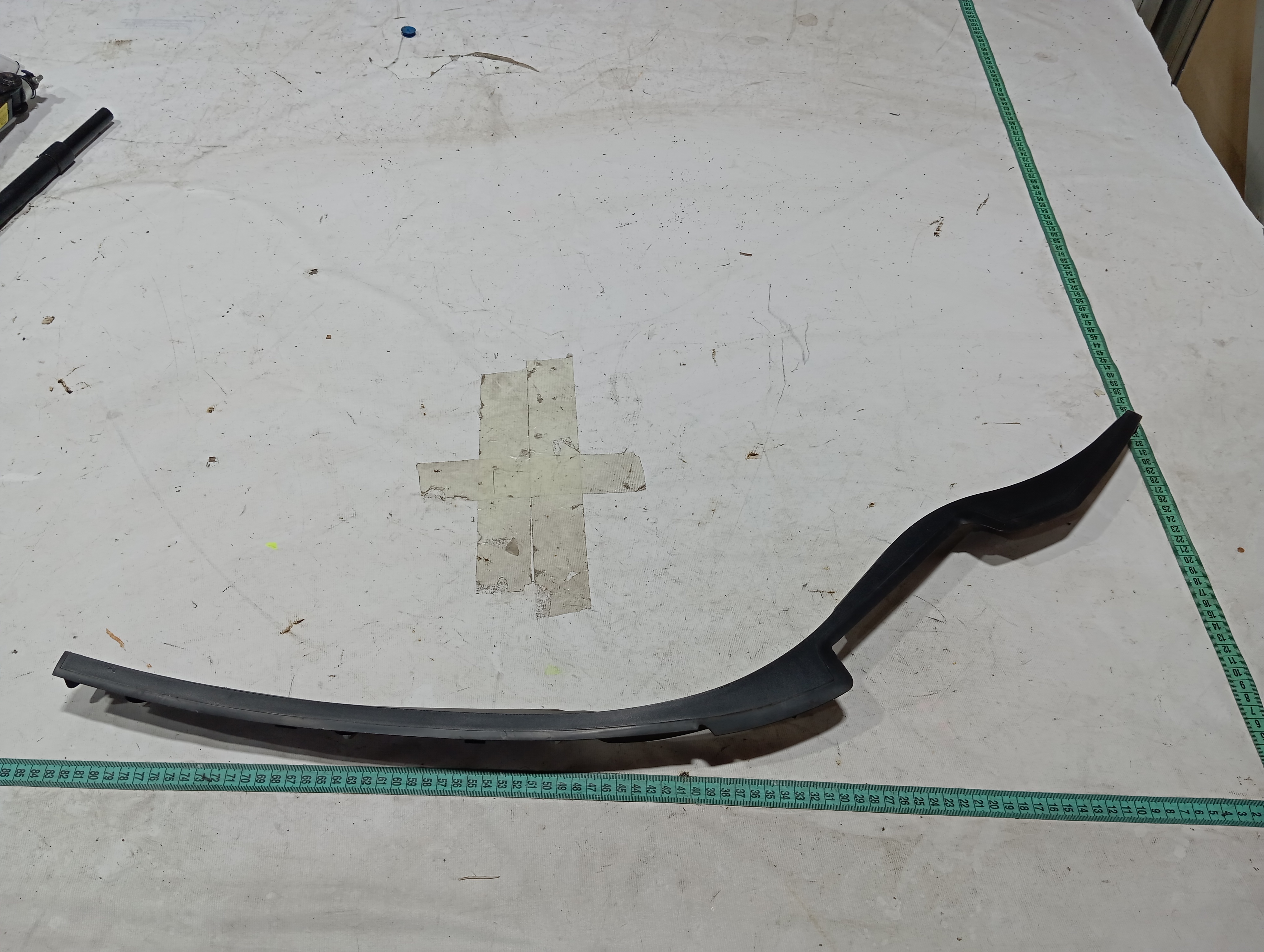 Moldura direita tampa traseira land rover discovery sport 2020 V680 9