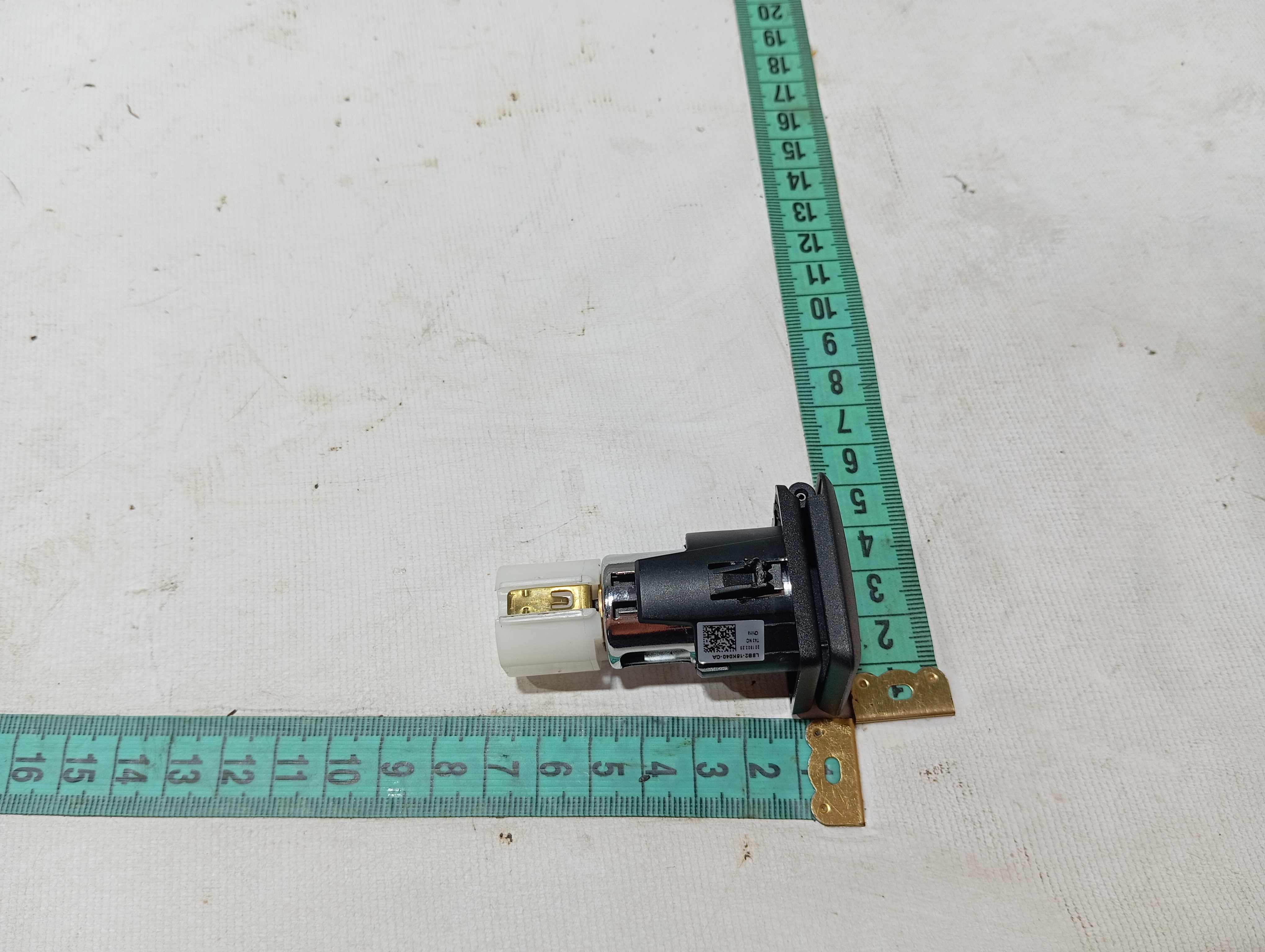 Tomada 12v porta malas Discovery Sport 2020 V680 7