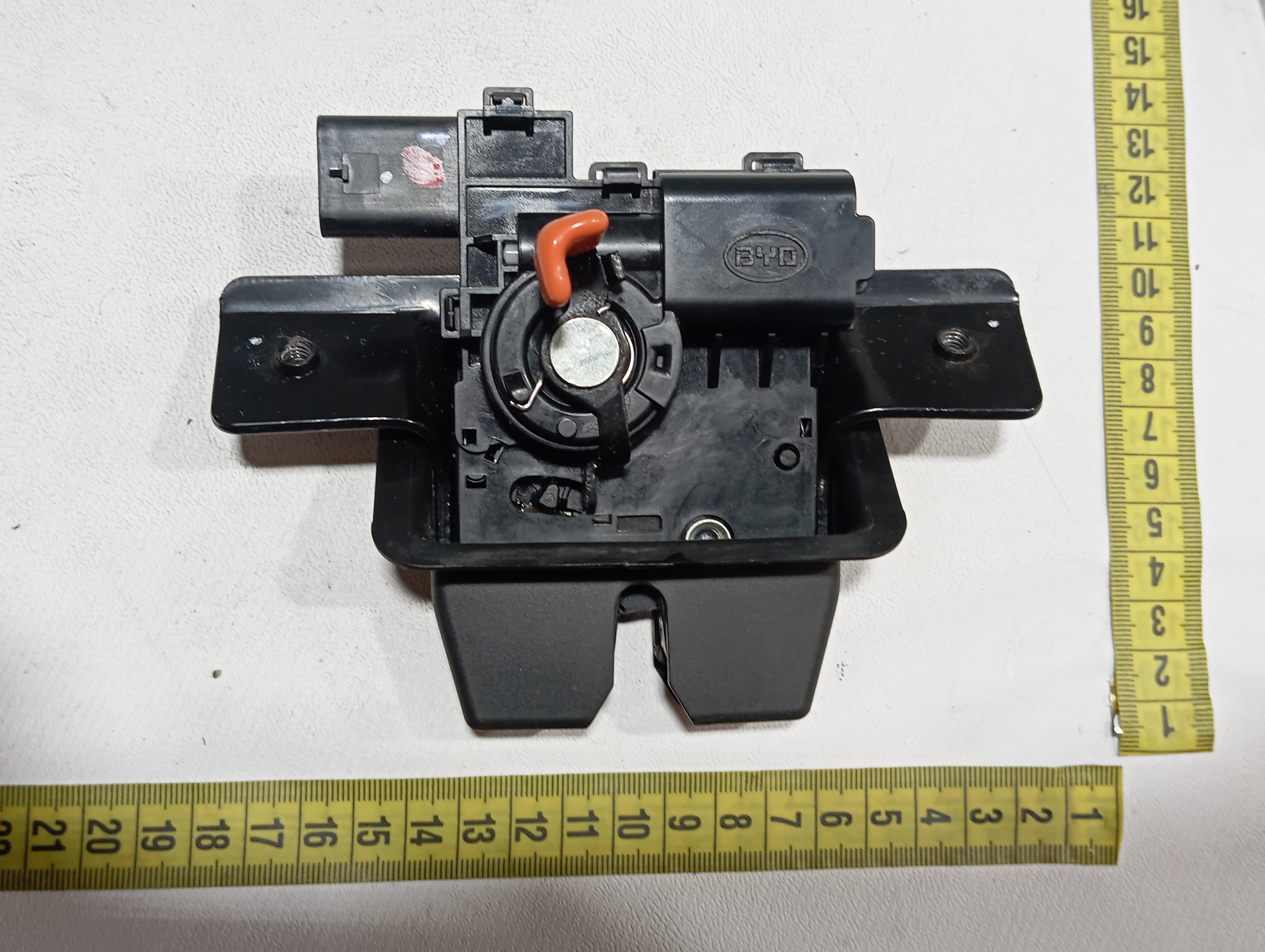 Trava porta malas BYD dolphin PLUS 2024 2025 10