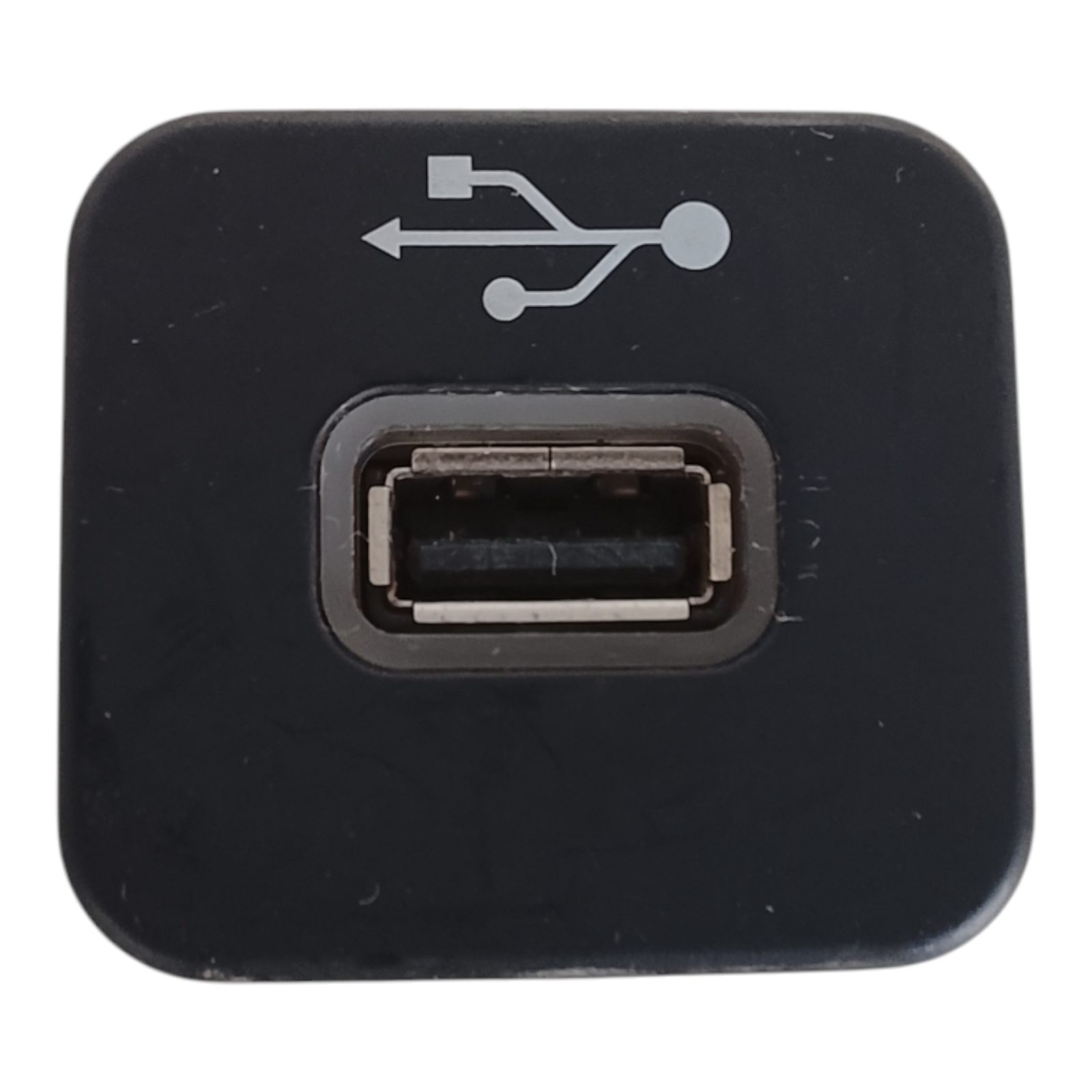 entrada USB Fiat Strada 2021 2024
